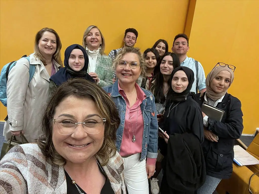 Dr. Menekşe Ahbab eğitim sonrası katılımcılarla hatıra fotoğrafında