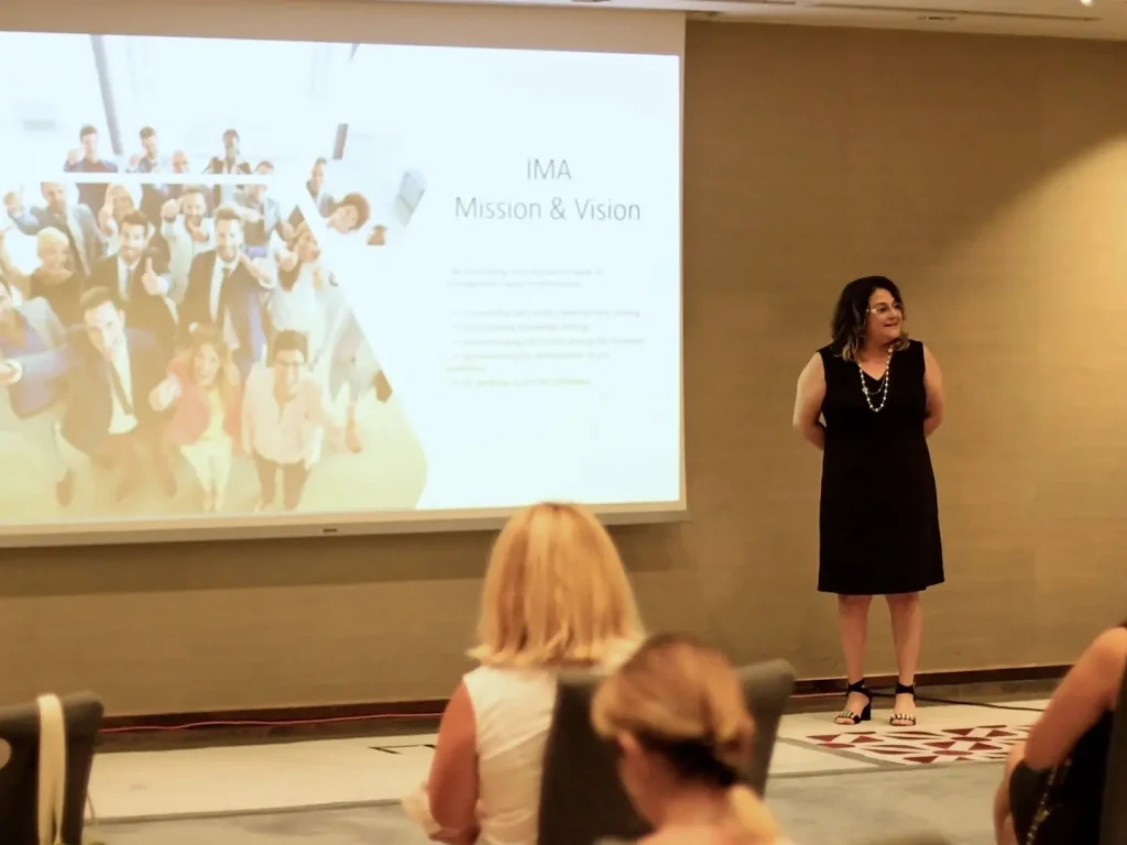 Dr. Menekşe Ahbab salondaki katılımcılara IMA vizyonunu anlatırken