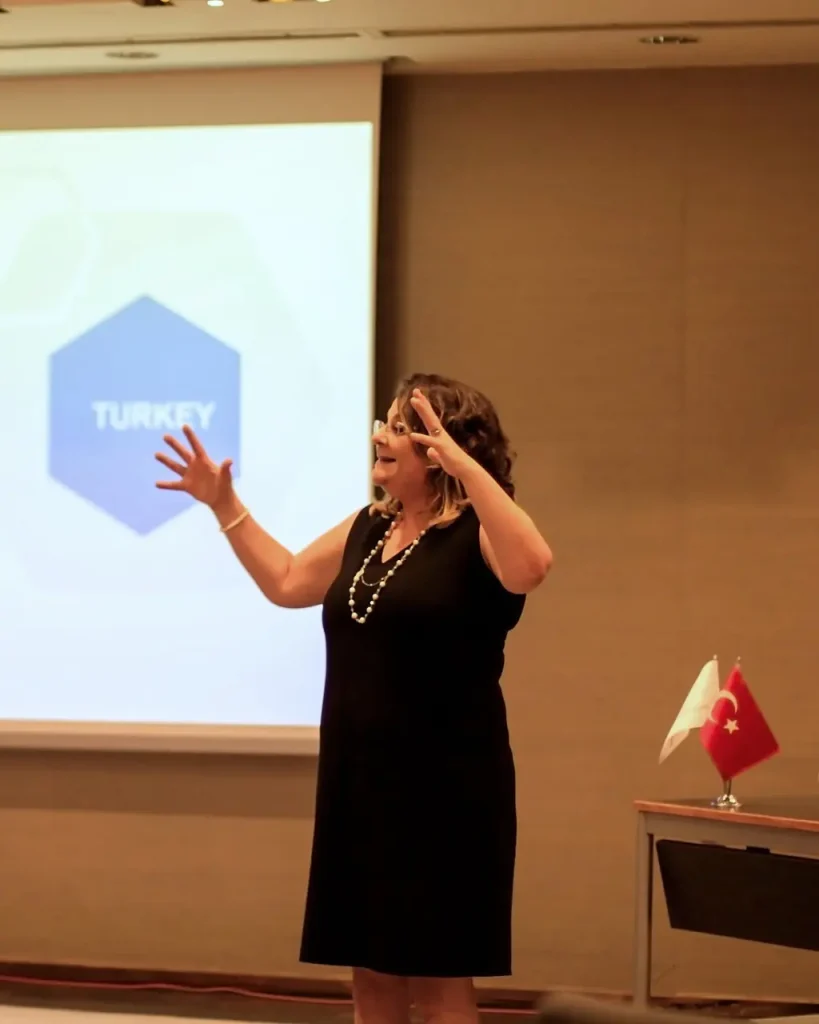 Dr. Menekşe Ahbab, IMA sunumunda Türkiye'nin uluslararası ağdaki yerini anlatırken