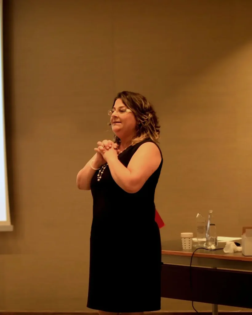 Dr. Menekşe Ahbab, IMA Türkiye kuruluş toplantısında konuşurken