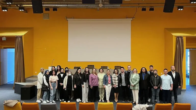 Eğitim sonunda katılımcı grubuyla toplu fotoğraf