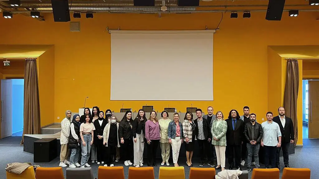 Eğitim sonunda katılımcı grubuyla toplu fotoğraf