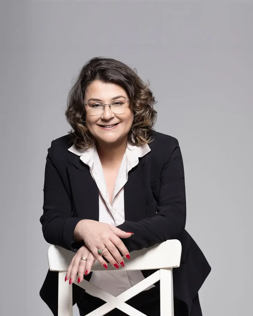 Dr. Menekşe Ahbab, siyah ceketle stüdyo portresi