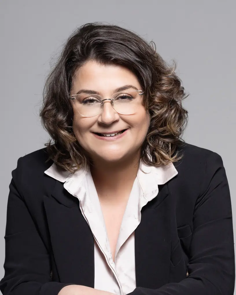 Dr. Menekşe Ahbab, siyah ceketle yakın portre